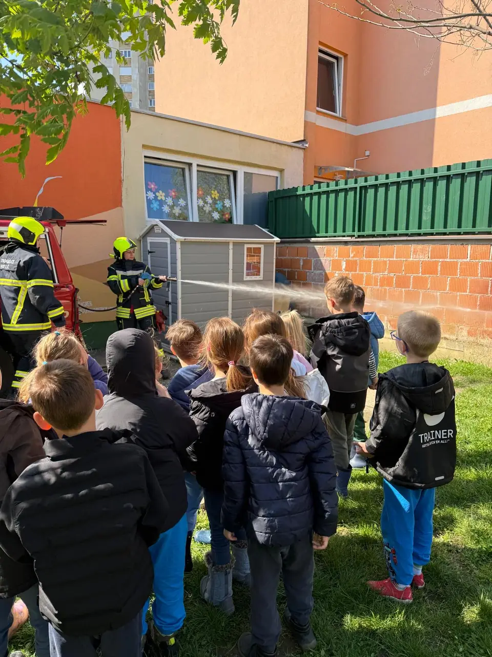 Djeca i voditelji sudjeluju u edukativnoj radionici u vrtiću.