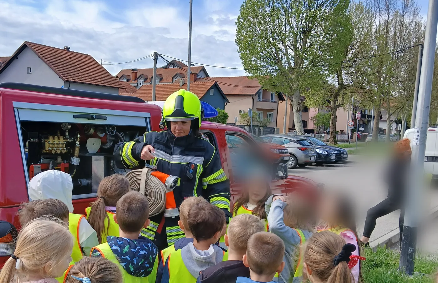 Vatrogaskinja DVD-a Hrelić tijekom edukativne prezentacije opreme
