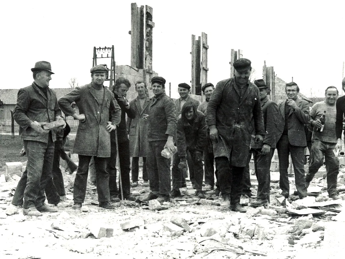 Povijesna fotografija izgradnje doma i okupljenih članova zajednice